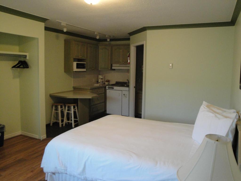 Tiki Shores Inn & Suites Penticton Rum bild