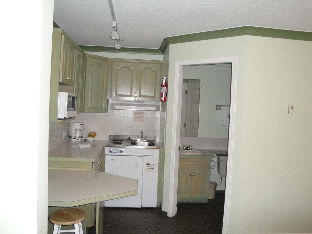 Tiki Shores Inn & Suites Penticton Exteriör bild