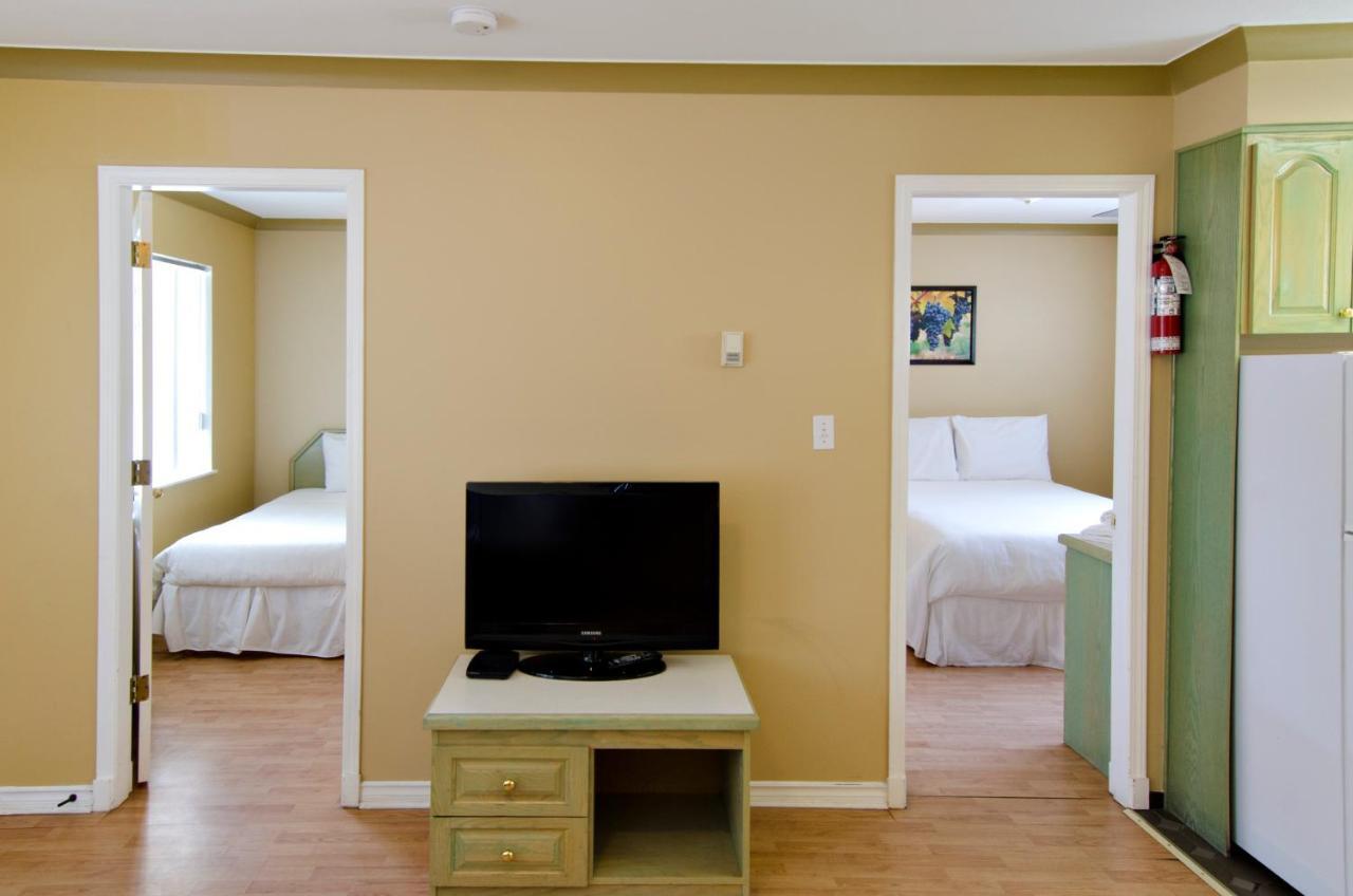 Tiki Shores Inn & Suites Penticton Exteriör bild