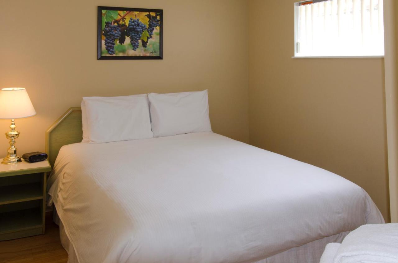 Tiki Shores Inn & Suites Penticton Exteriör bild